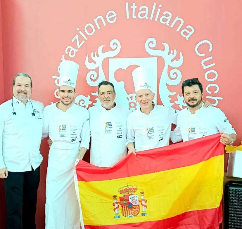 Toño Rodríguez /cuarto por la izquierda) y Christian Mor (segundo por la izquierda) en la Global Chefs Challenge 2023