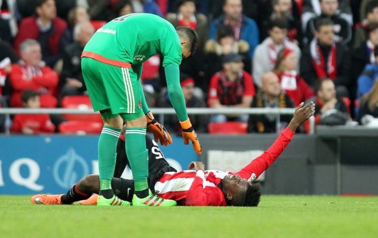 El delantero del Athletic de Bilbao Iñaki Williams (d) en el momento de lesionarse ante el portero de la Real Sociedad, el argentino Gerónimo Rulli (i), durante el partido de la vigésimo quinta jornada de la Liga de Primera División disputado en el estadi