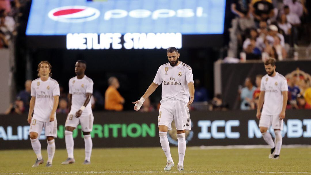 Karim Benzema se lamenta durante el derbi en Nueva Jersey.