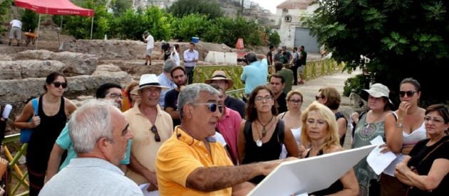 Julio Navarro Palazón durante una visita guiada el pasado 5 de septiembre al yacimiento arqueológico de Monteagudo.