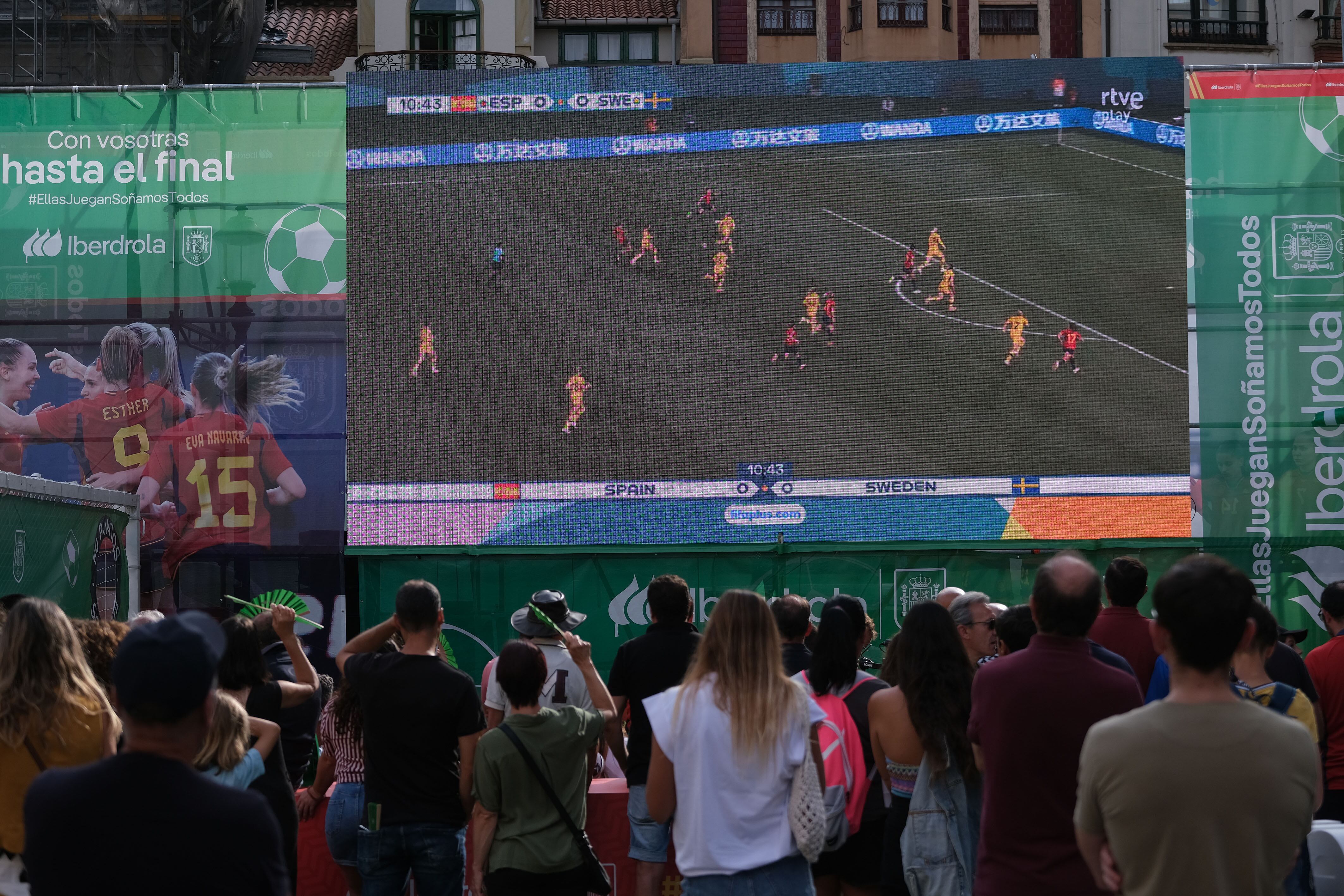 GRAF6137. GIJÓN, 15/08/2023.- Aficionados celebran el pase de España a la final del Mundial femenino de Fútbol. Una pantalla gigante permite seguir desde la Fan Zone instalada en la Plaza del Parch?s la semifinal del Mundial de Fú?tbol Femenino entre España y Suecia. EFE/Paco Paredes
