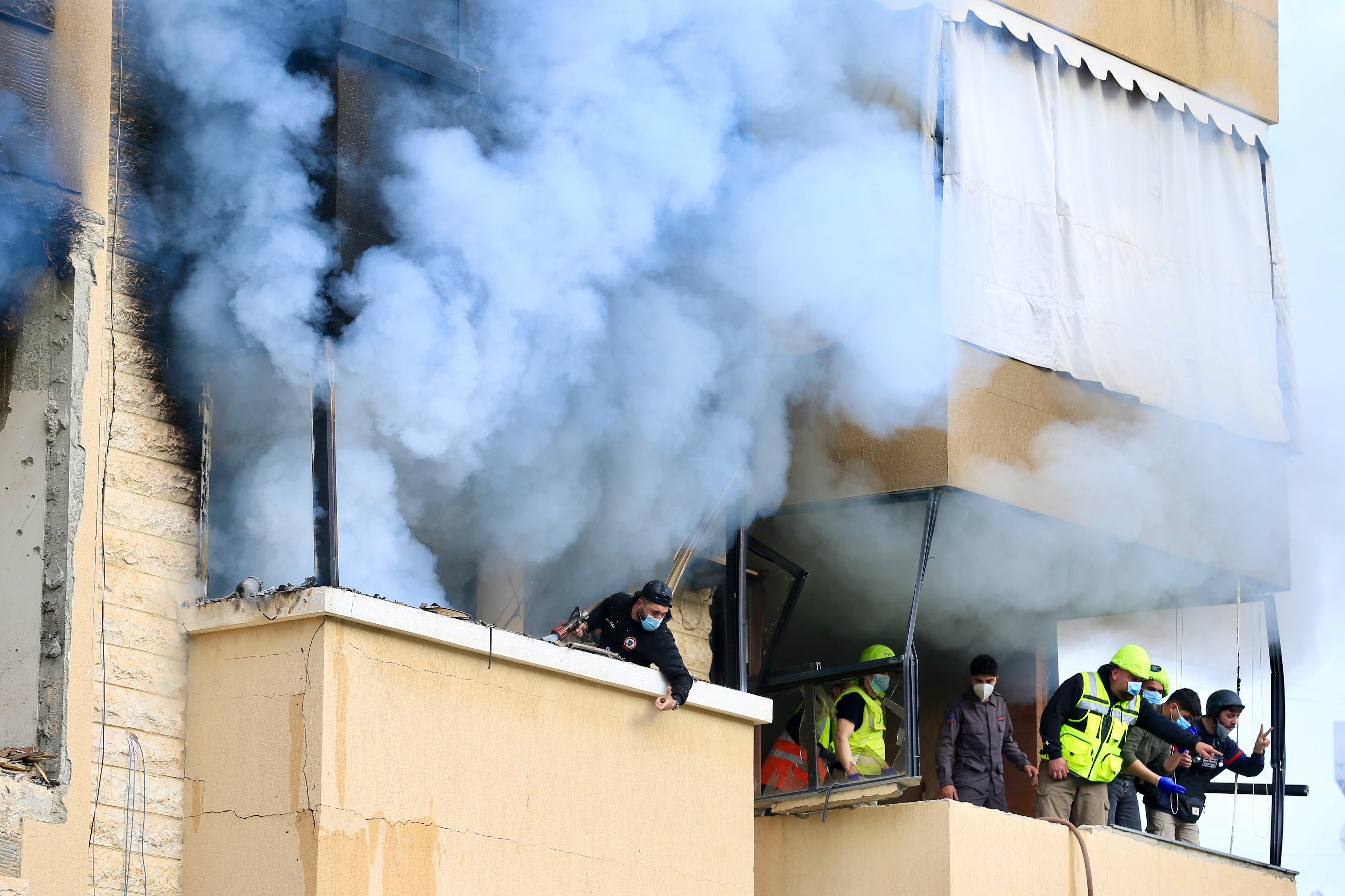 Los equipos de rescate trabajan en un edificio tras un ataque aéreo israelí que ha alcanzado la zona de Haret Saida, en Sidón, al sur del Líbano, el 14 de marzo de 2026.