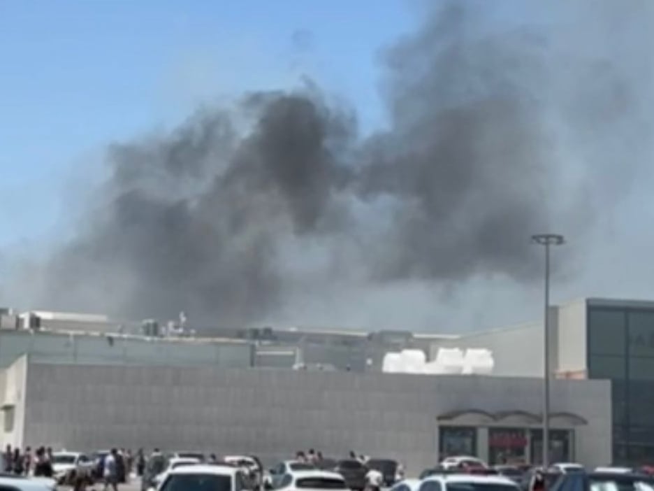 Humo del incendio en la zona exterior del Jaén Plaza