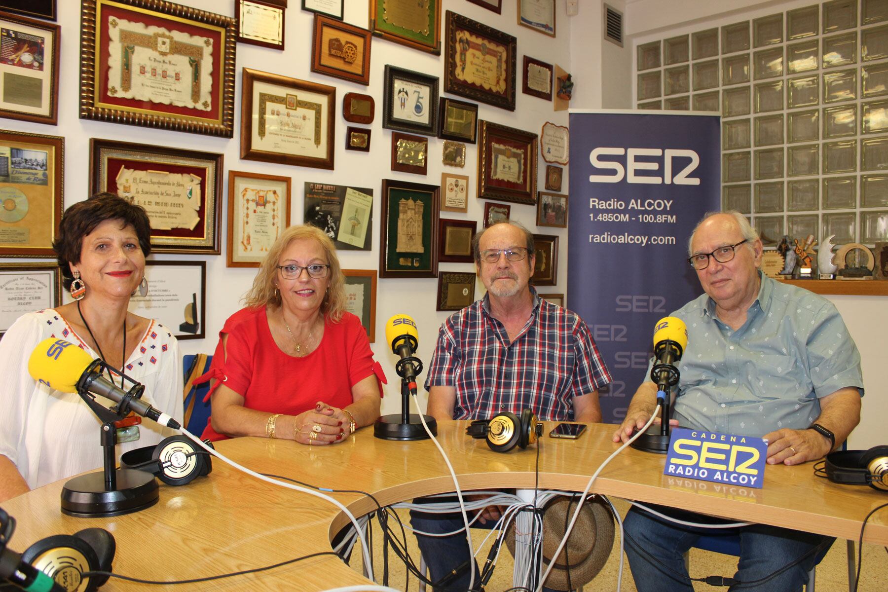 Ángeles Llorens, Conchi Martínez, José Luis Esteve y Ramón Climent, en el estudio central de Radio Alcoy