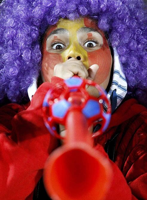 Una chica apoya a España tocando la vuvuzela