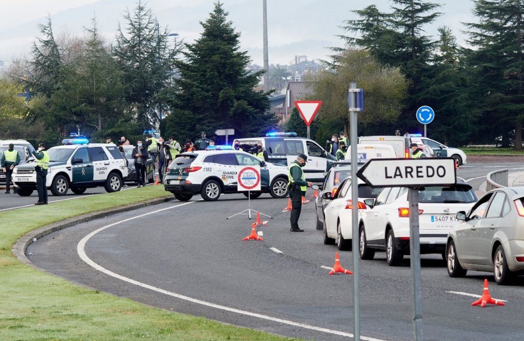 Control de la Guardia Civil en Laredo en el primer día de cierre perimetral del municipio