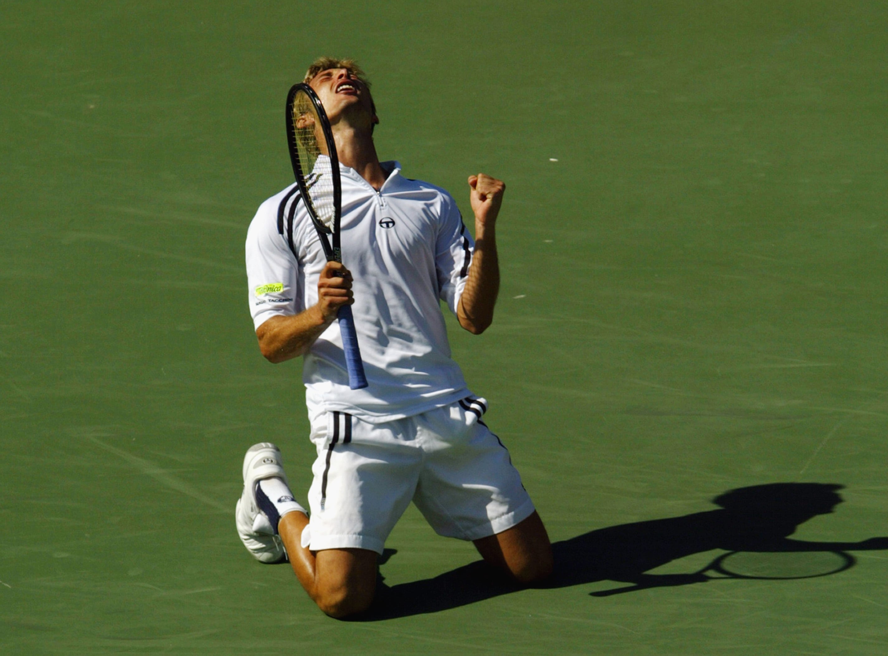 Juan Carlos Ferrero celebra su triunfo contra Andre Agassi en el US Open de 2003