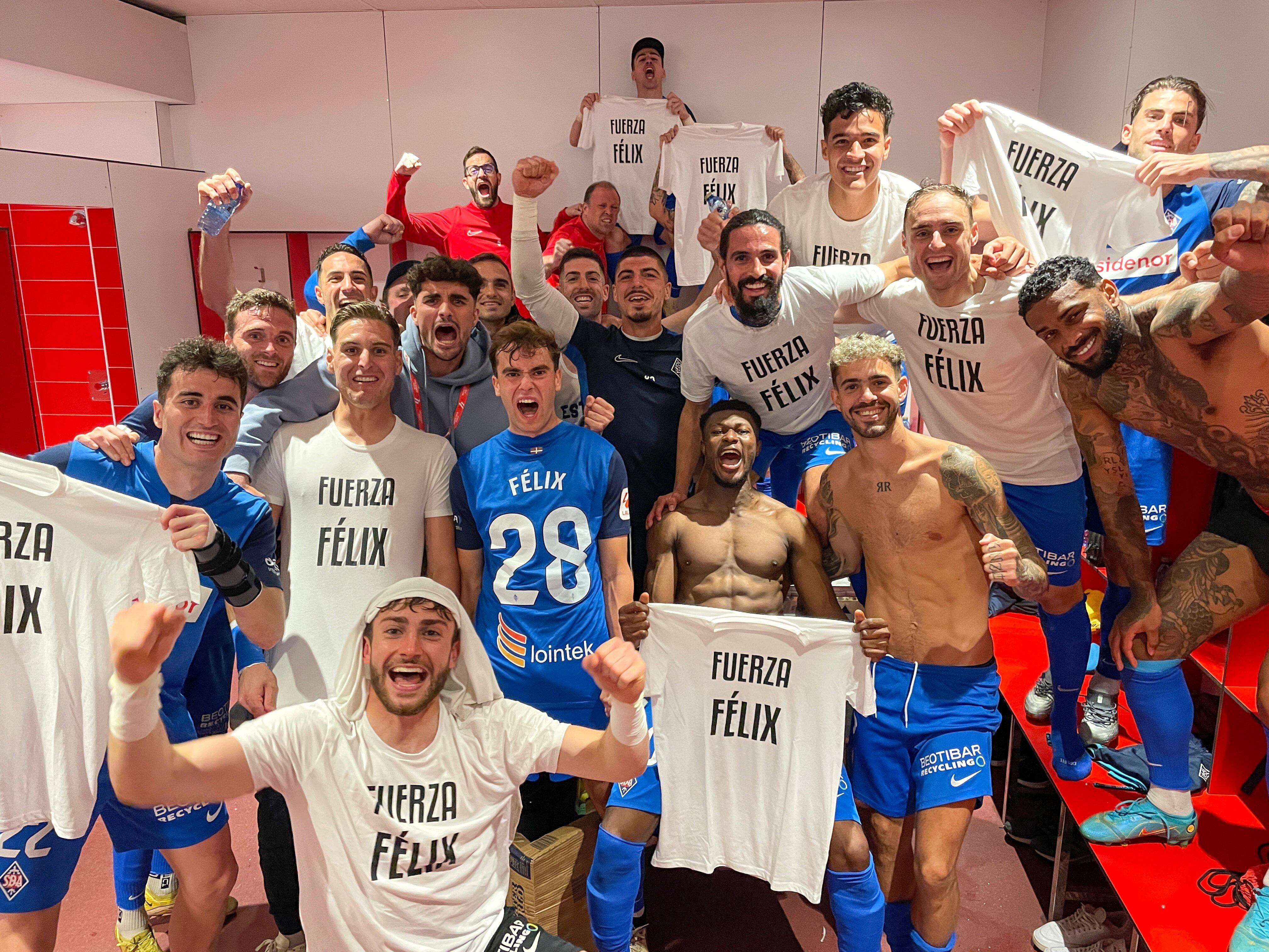 Los jugadores del Amorebieta celebran en el vestuario la victoria lograda ante el Villarreal B con dedicatoria para su compañero, Félix Garreta