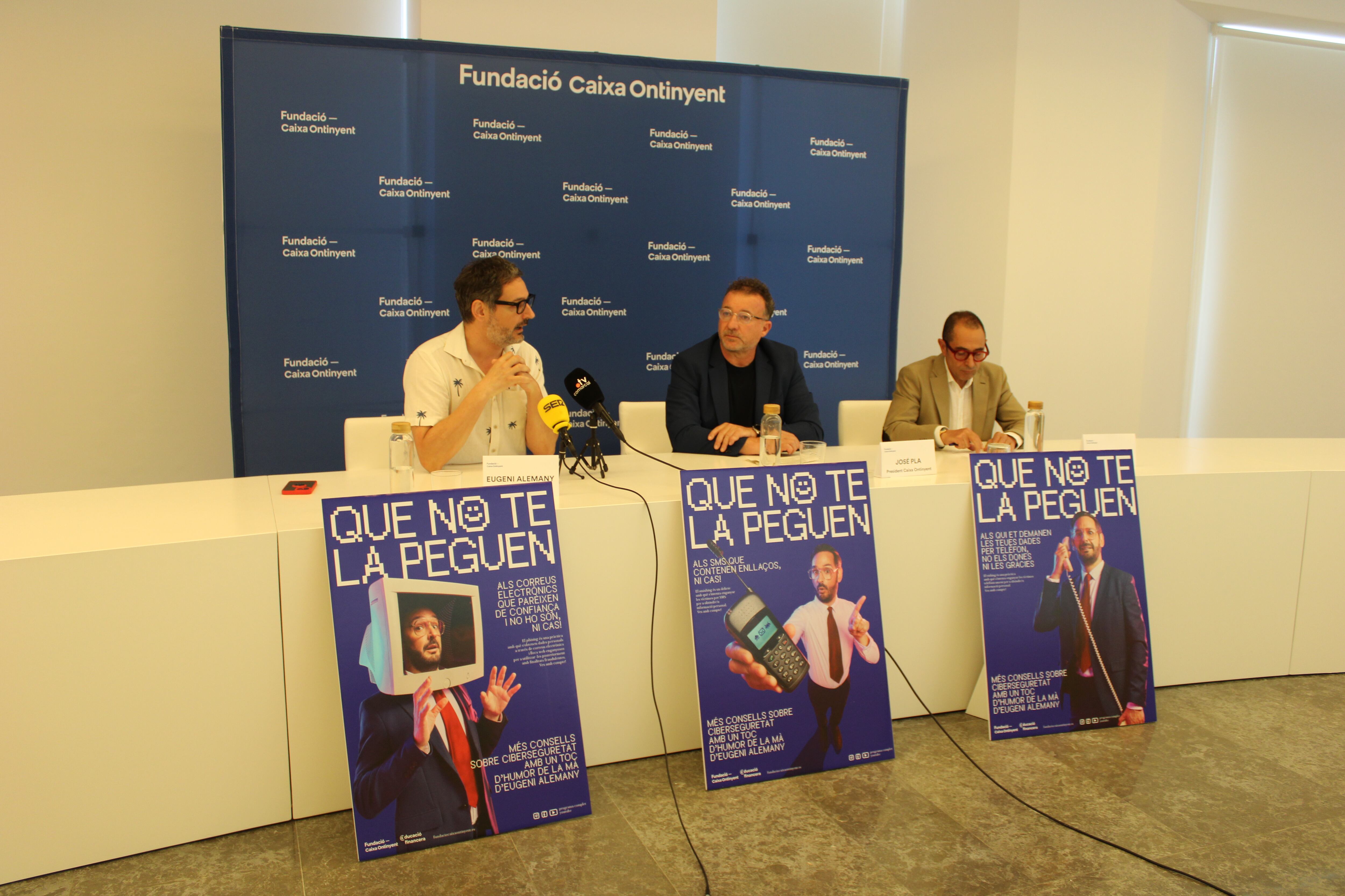 Rueda de prensa en la que Caixa Ontinyent presentaron la campaña Que no te la peguen.