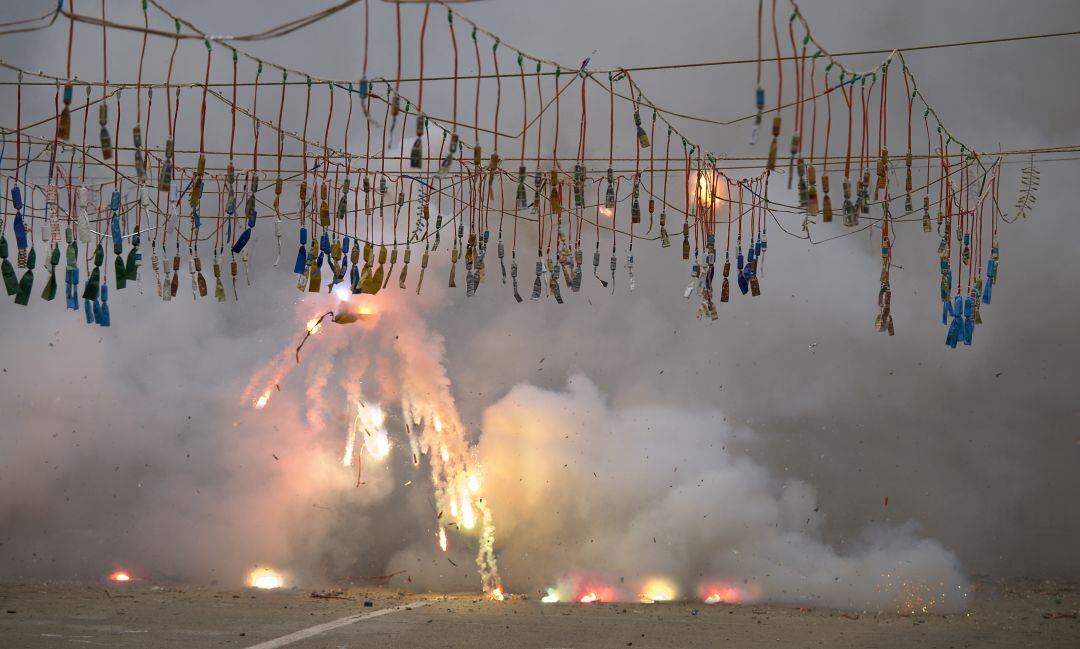 Traca final de una mascletà en una imagen reciente