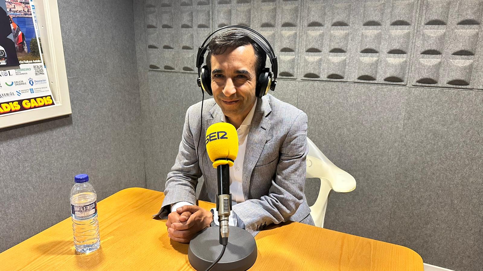 José Manuel Rey Varela en los estudios de Radio Ferrol el día después de las elecciones