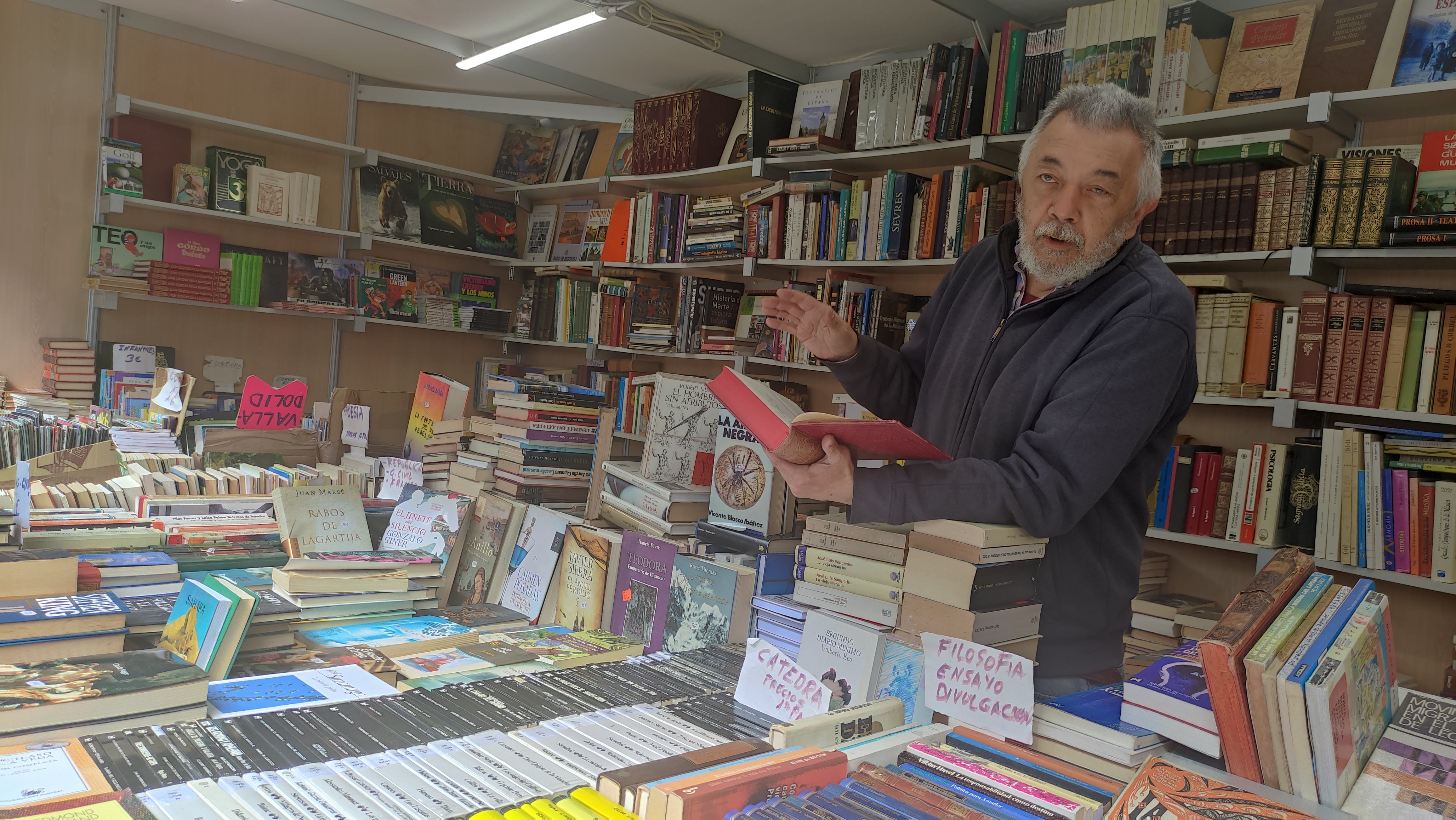 Uno de los libreros sostiene el ejemplar firmado por Pío Baroja