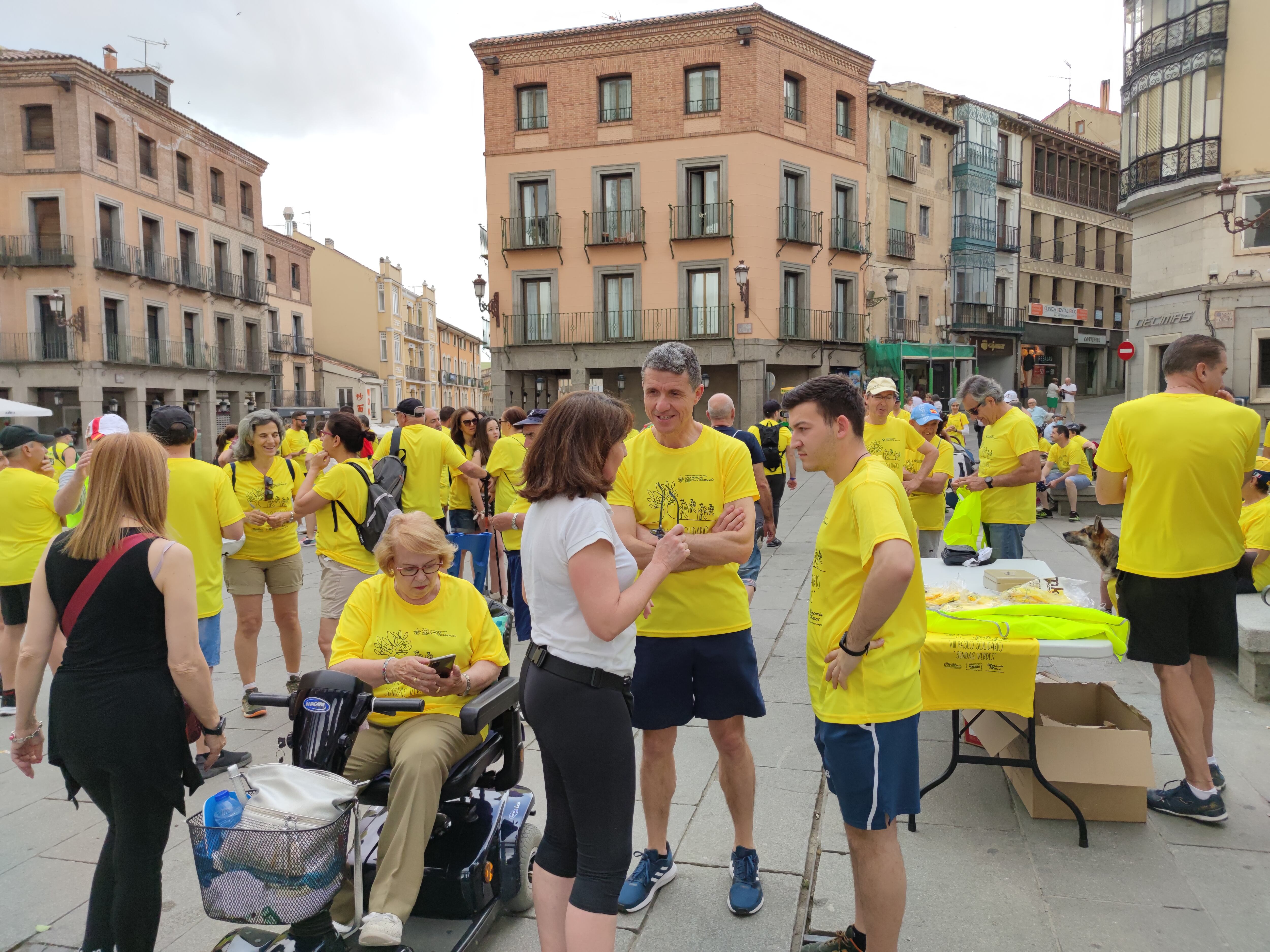 Momentos previos al inicio del paseo solidario de los Hermanos de la Cruz Blanca de Segovia