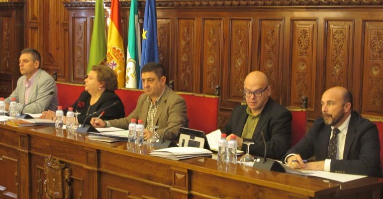 Mesa de presidencia de la Diputación de Jaén con su presidente, Francisco Reyes, en el centro.