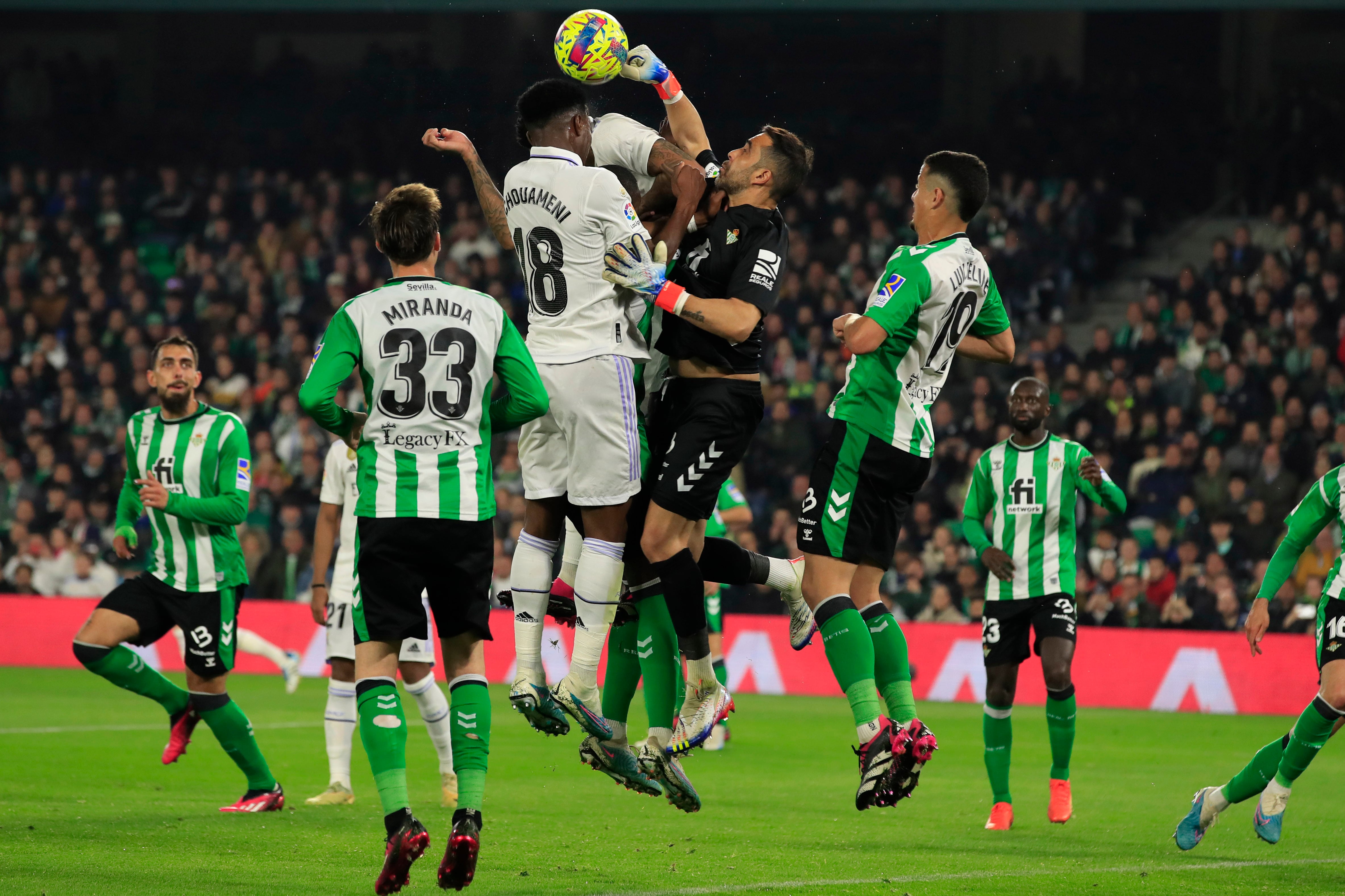 SEVILLA, 05/03/2023.- El portero del Betis Claudio Bravo (3-d) despeja un balón ante Aurelien Tchouameni (3-i), del Real Madrid, durante el partido de LaLiga que Real Betis y Real Madrid disputan hoy domingo en el estadio Benito Villamarín, en Sevilla. EFE/Julio Muñoz
