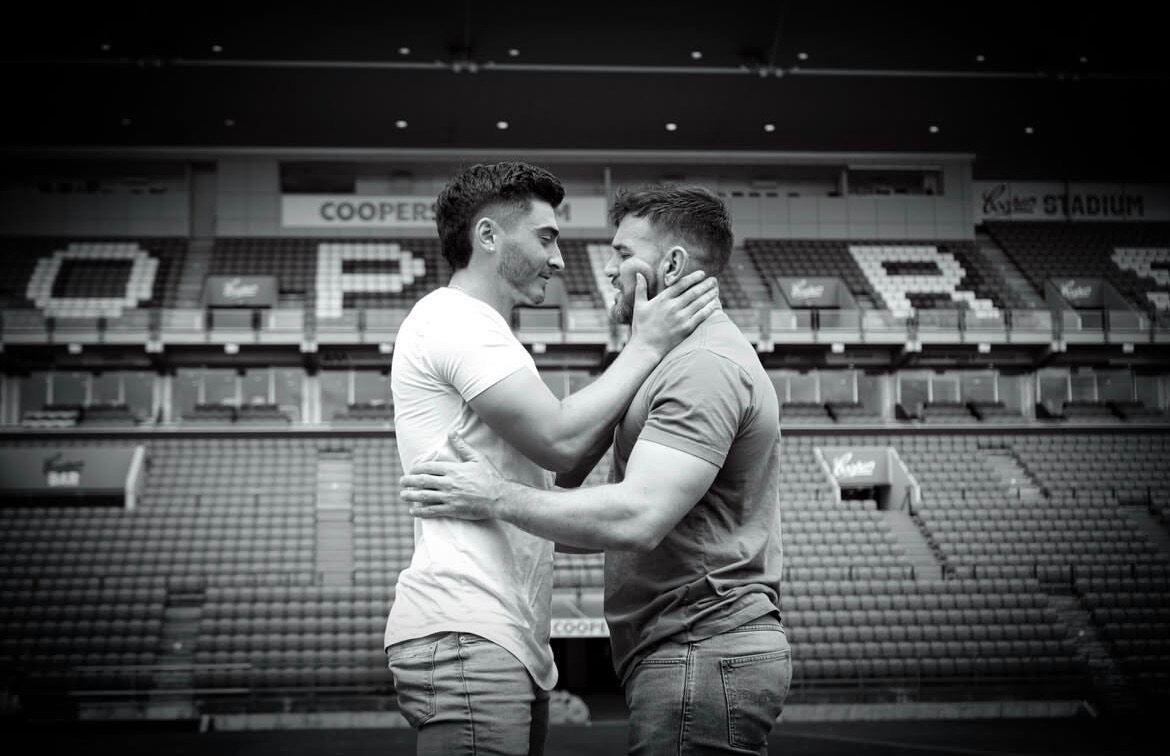  El futbolista Josh Cavallo dice que la homofobia marcó su salida del Adelaide United