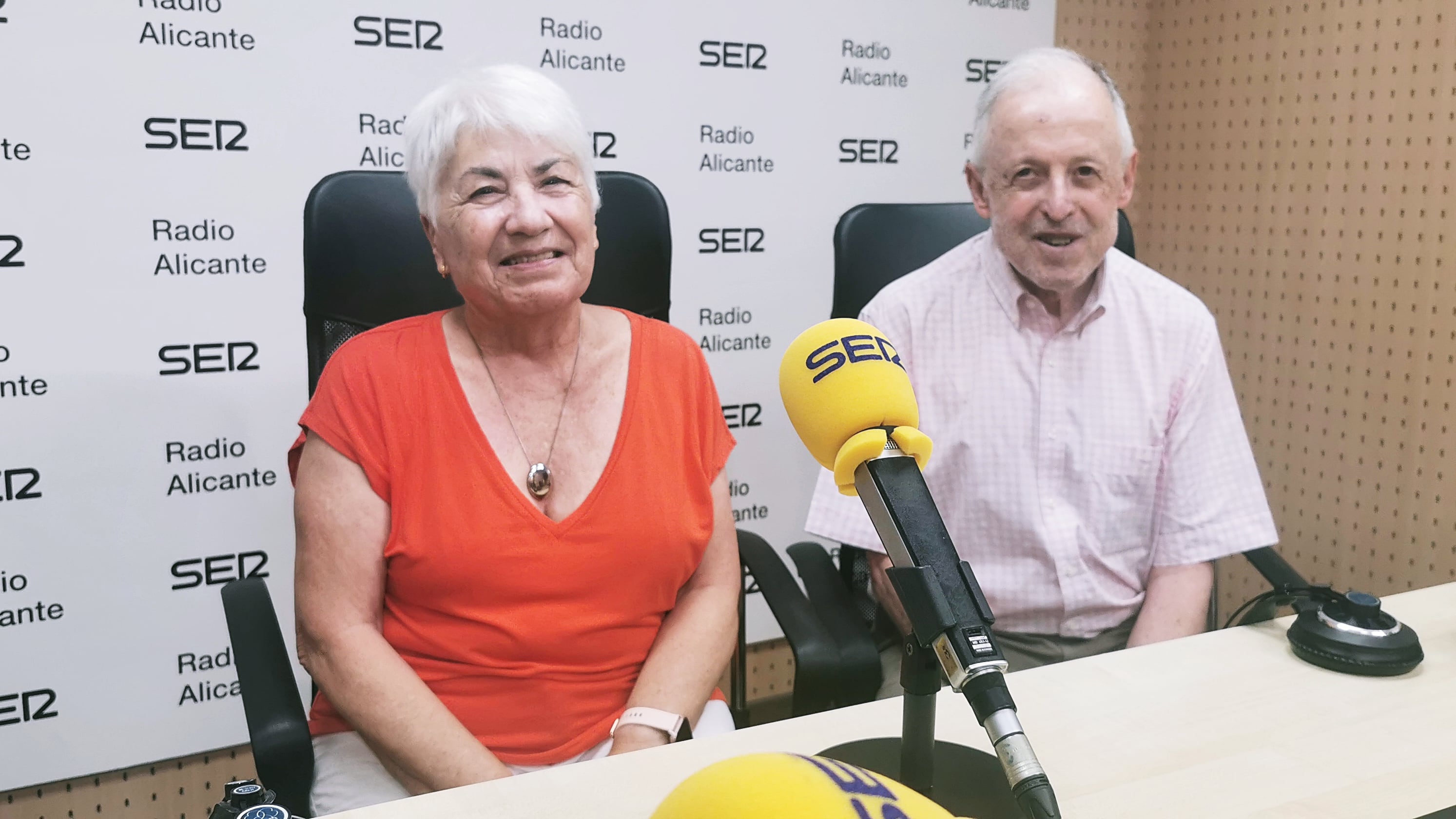 Carmen Herrero, catedrática emérita de Fundamentos del Análisis Económico en la Universidad de Alicante, y Miguel A. Goberna, profesor emérito de Matemáticas