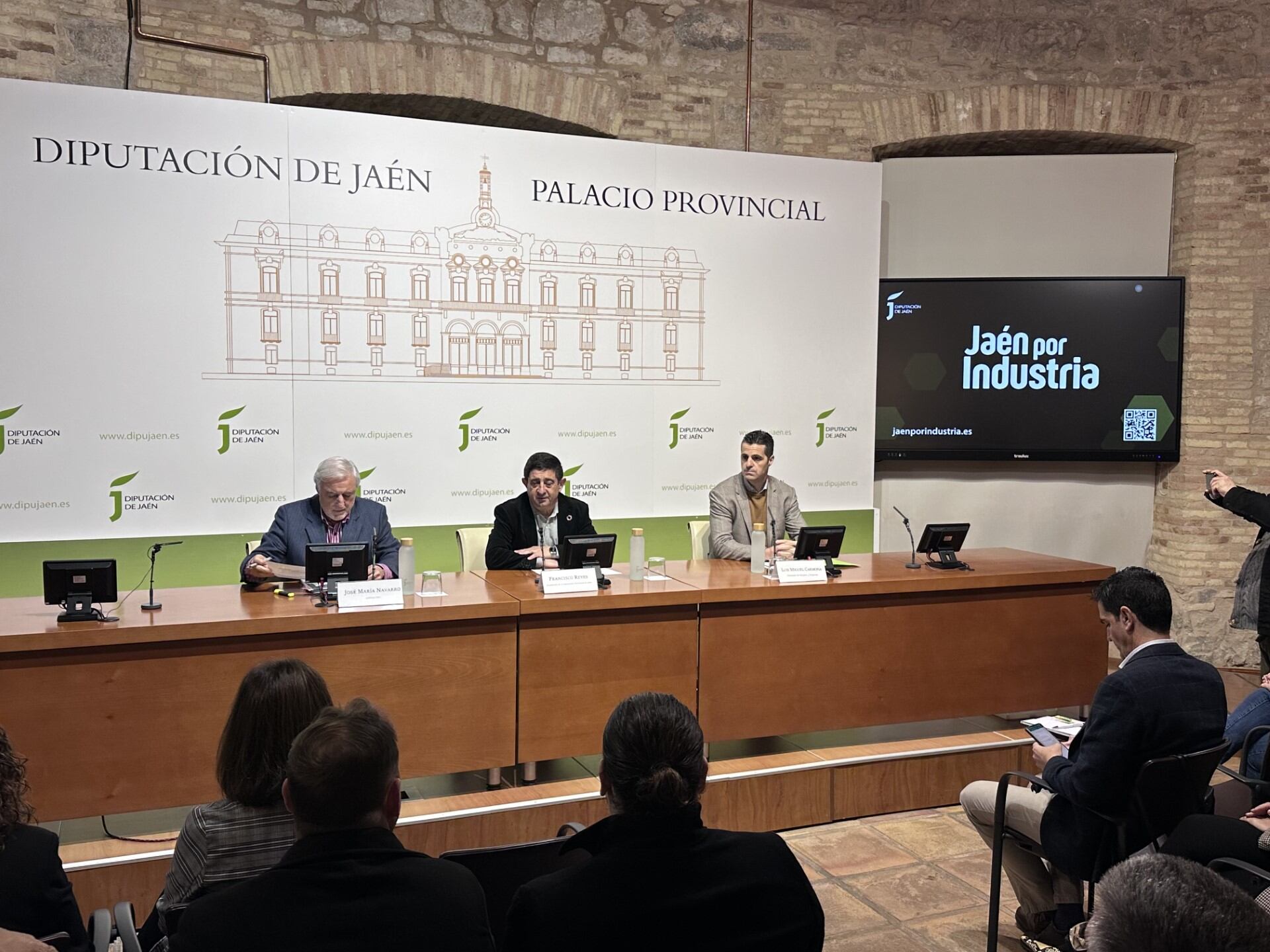 El presidente de la Diputación de Jaén, Paco Reyes, acompañado del diputado de Empleo y Empresa, Luis Miguel Carmona, y del gerente de Andaltec, José María Navarro, participa en la asamblea constituyente de la Asociación Clúster del Plástico de Andalucía.