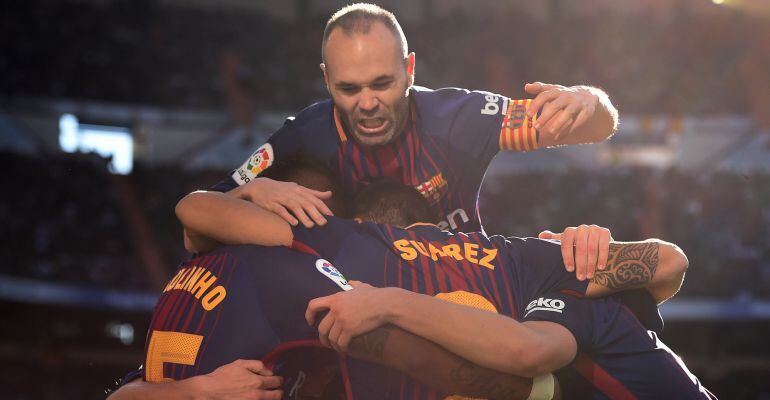 Los jugadores del Barça celebran uno de los goles del Clásico