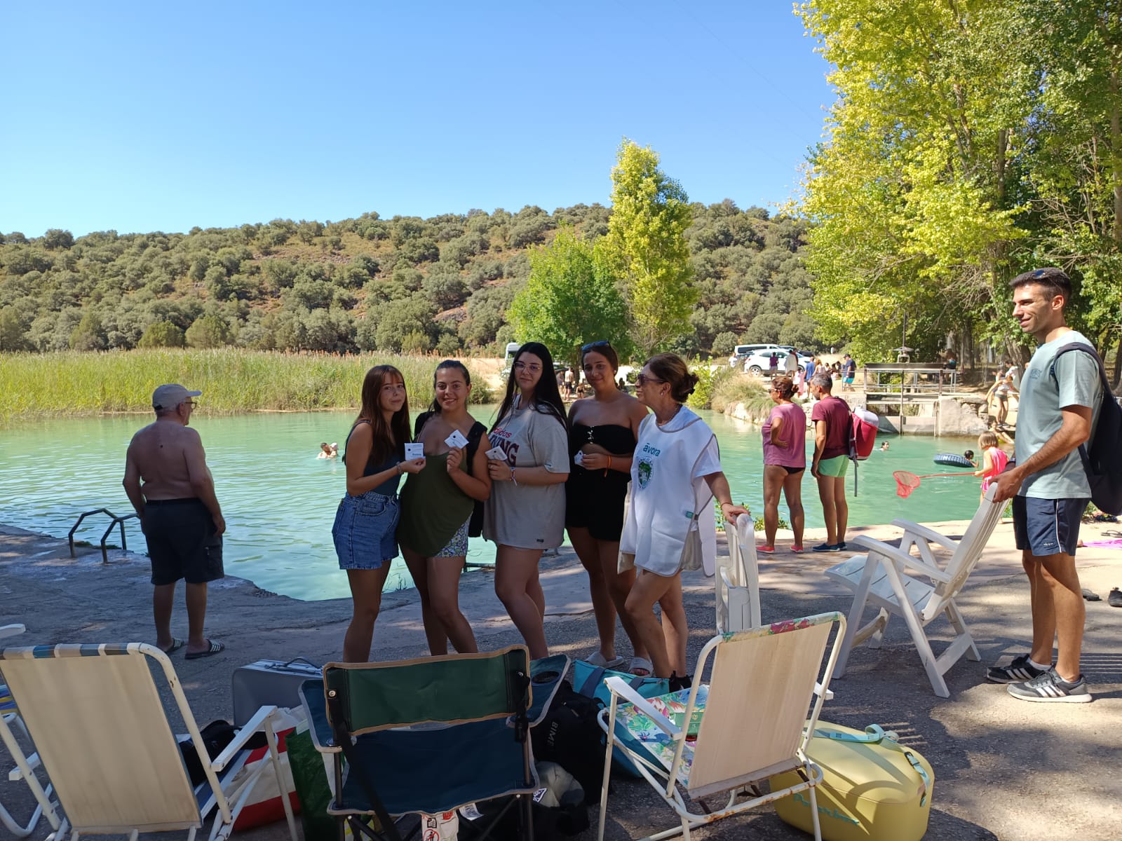 Los voluntarios entregan los ceniceros portátiles a los fumadores en las Lagunas de Ruidera