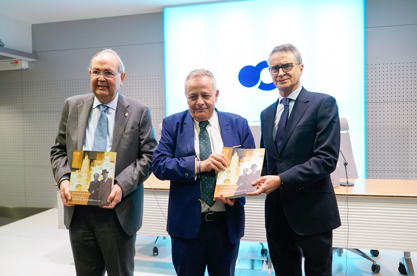 De izda a dcha: el autor del libro, José Manuel López Gómez, el director de la Institución Fernán González, René Payo y el presidente de Fundación Círculo, Emilio de Domingo