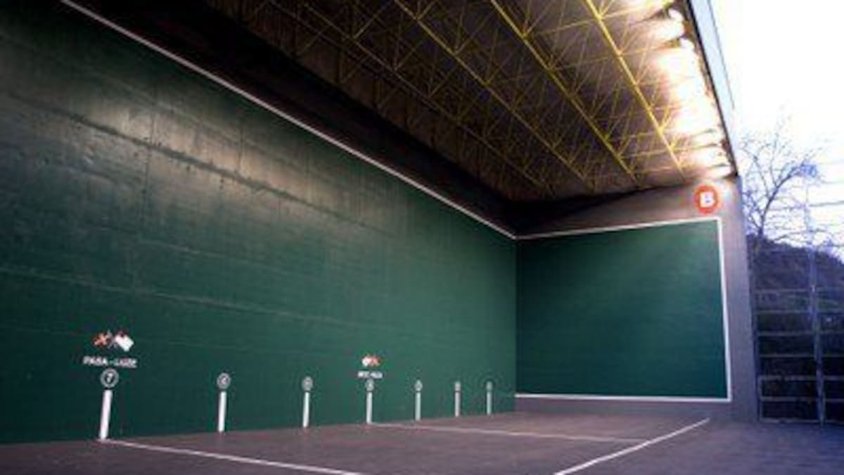 Bilbao da marcha atrás y mantiene los cursos municipales de pelota en La Peña tras las quejas de las familias