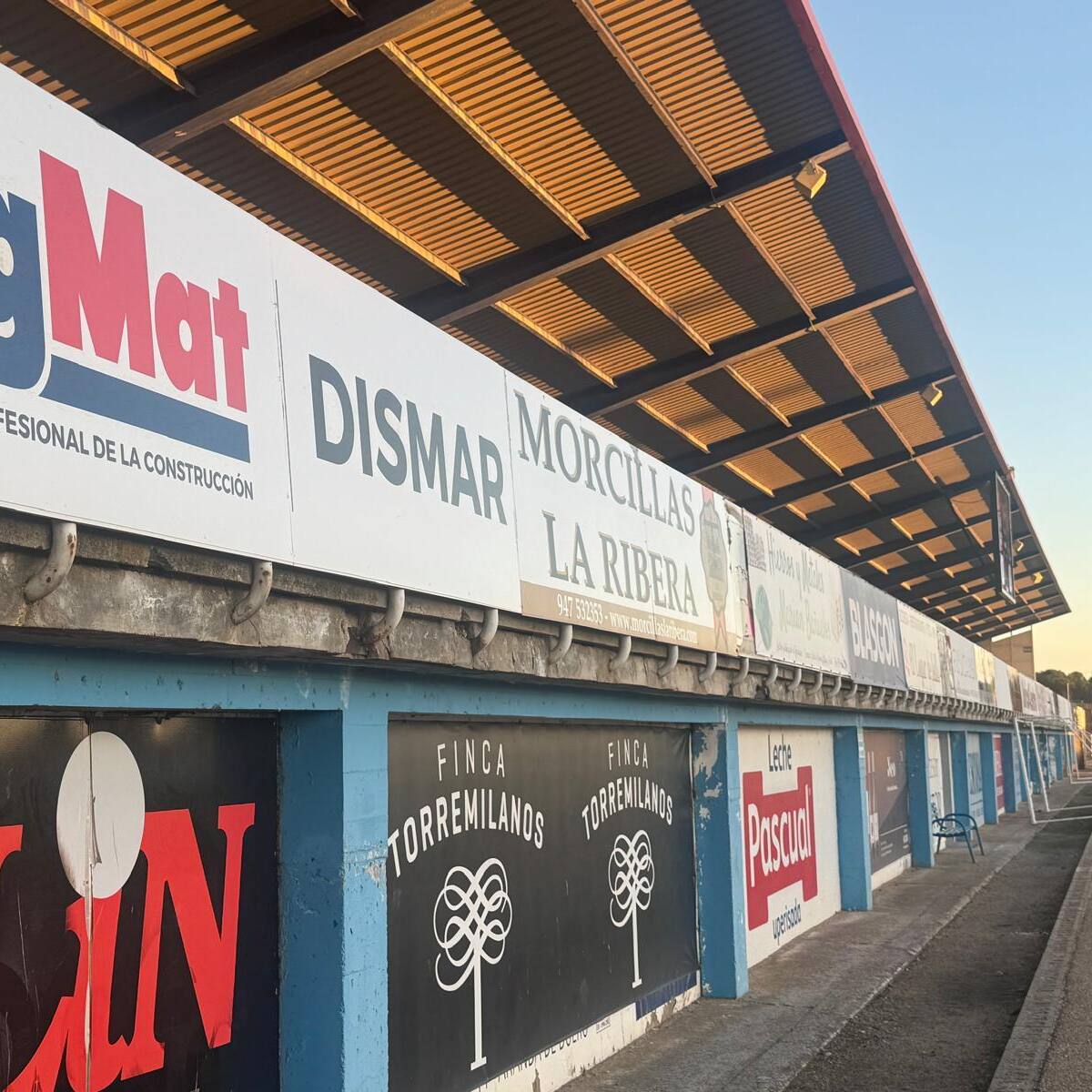 Vox exige una actuación urgente en el Estadio Juan Carlos Higuero por su deterioro