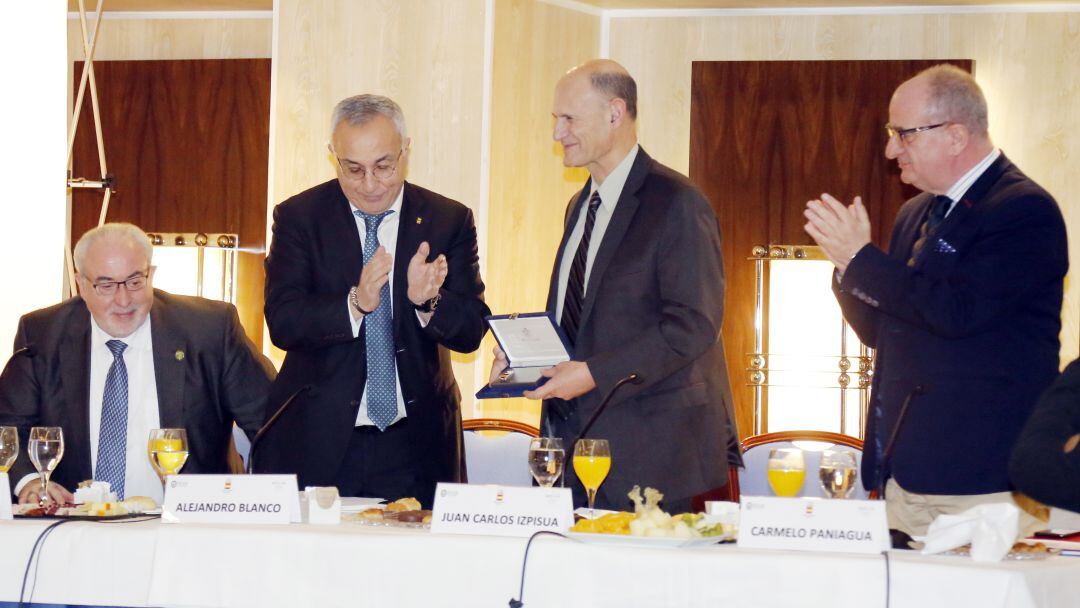 José Luis Mendoza, presidente de la UCAM; Alejandro Blanco, presidente del COE; el doctor Juan Carlos Izpisua y Carmelo Paniagua, presidente de la Comisión de Deporte y Salud del COE, en el acto organizado por la UCAM y el COE en febrero de 2018 en Madrid, en el que se anunció el inicio de esta investigación