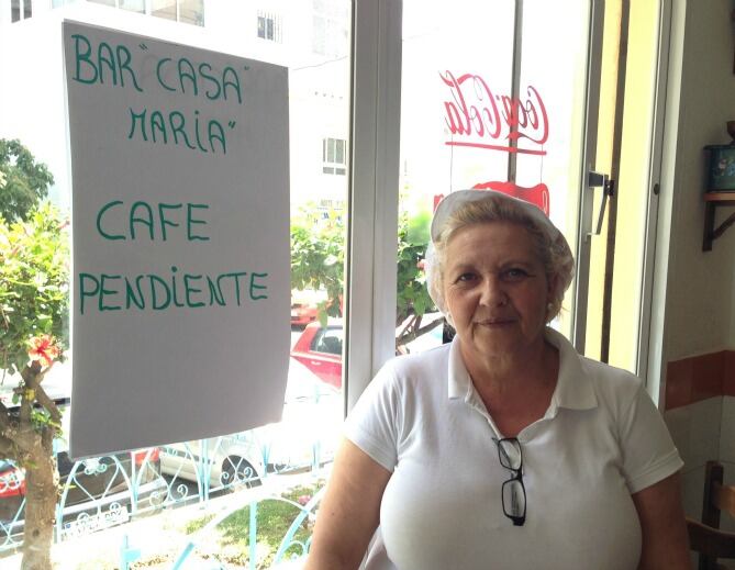 María Gallardo es la propietaria del bar que ofrece "cafés pendientes" en Torremolinos (Málaga)