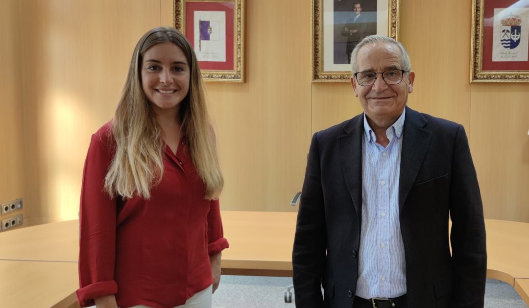 Elisabeth Lázaro y Vicente Calle, en la rueda de prensa de despedida del alcalde de La Lastrilla