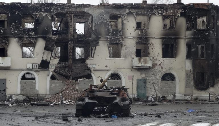 Vistas de los restos de un edificio y un vehículo blindado dañados tras un ataque aéreo en Uglegorsk, cerca de la ciudad de Debáltsevo, Donetsk,