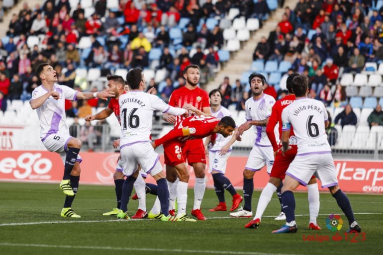 Jugadores de Numancia y Almería esperan la caída del balón en el Juegos del Mediterráneo.