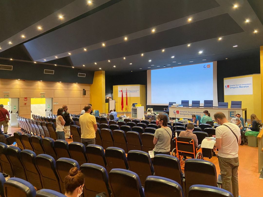 Decenas de personas reciben la vacuna en las instalaciones del Hospital Gregorio Marañón de Madrid.