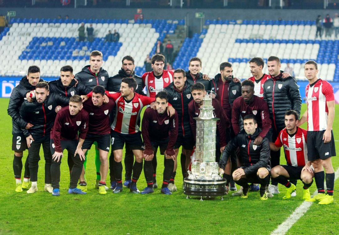 Los jugadores del Athletic de Bilbao posan con la copa tras la final del Trofeo Teresa Herrera que Deportivo y Athletic de Bilbao disputaron hoy en el Estadio de Riazor