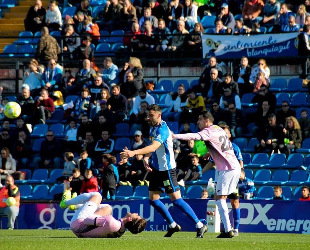 Benja disputa un balón ante el Prat