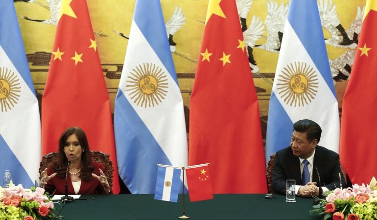 La presidenta argentina Cristina Fernandez de Kirchner junto al presidente chino Xi Jinping en Pekín (China).