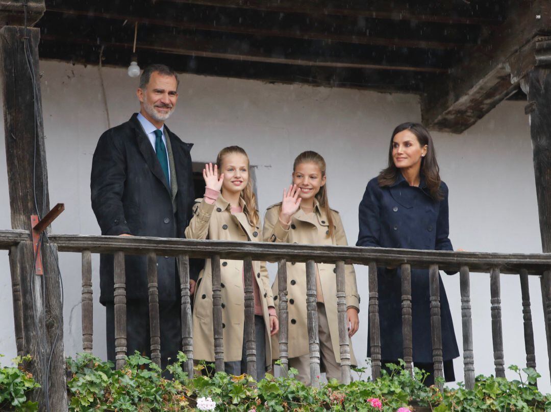 (I-D) El rey Felipe VI, la princesa Leonor, la infanta Sofía, y la reina Letizia saludan durante su visita al Pueblo Ejemplar de la Fundación Princesa de Asturias, Asiegu, en Asiegu (Asturias) a 19 de octubre de 2019.