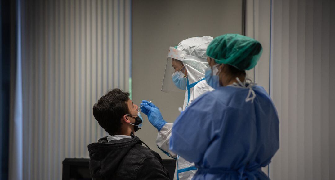 n hombre recibe una prueba PCR en una imagen de archivo.
