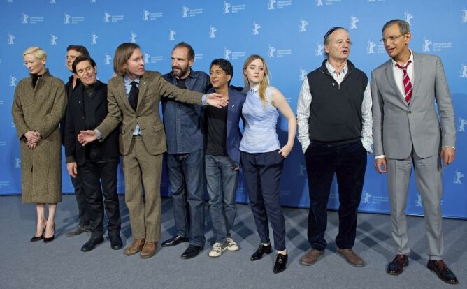 El director estadounidense Wes Anderson  posa para los fotógrafos junto a los actores Tilda Swinton, Edward Norton, Willem Dafoe, Ralph Fiennes, Tony Revolori, Saorise Ronan, Bill Murray y Jeff Goldblum, durante la presentación de la película &#039;The Grand B