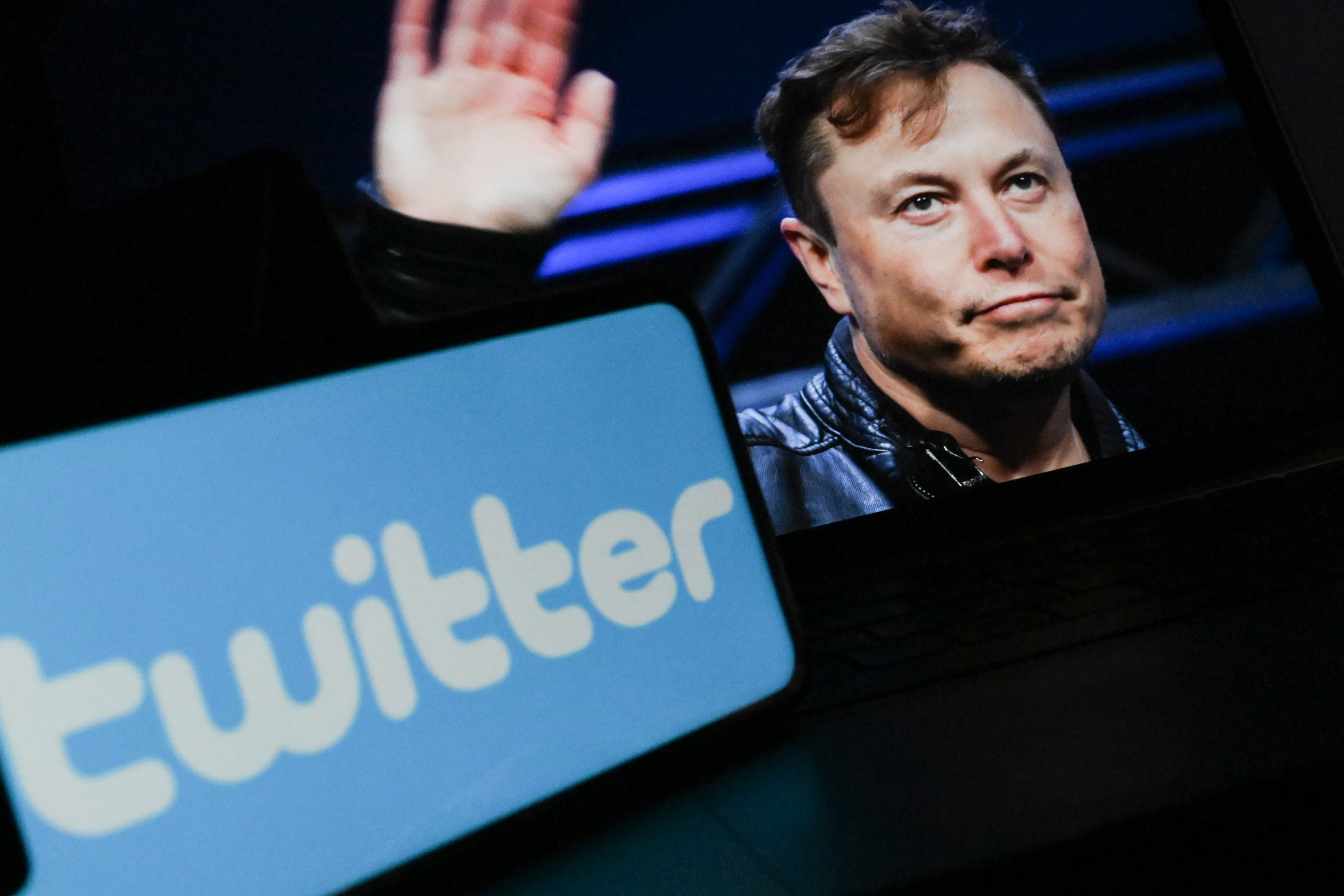 Elon Musk&#039;s y el logo de Twitter. (Photo by Osmancan Gurdogan/Anadolu Agency via Getty Images)