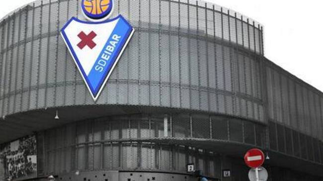 Escudo de la Sociedad Deportiva Eibar en la fachada del estadio municipal de Ipurua