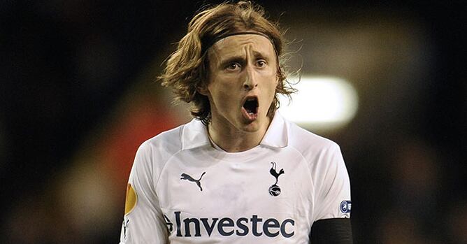 En una imagen de archivo, Luka Modric dsiputa un encuentro con el Tottenham