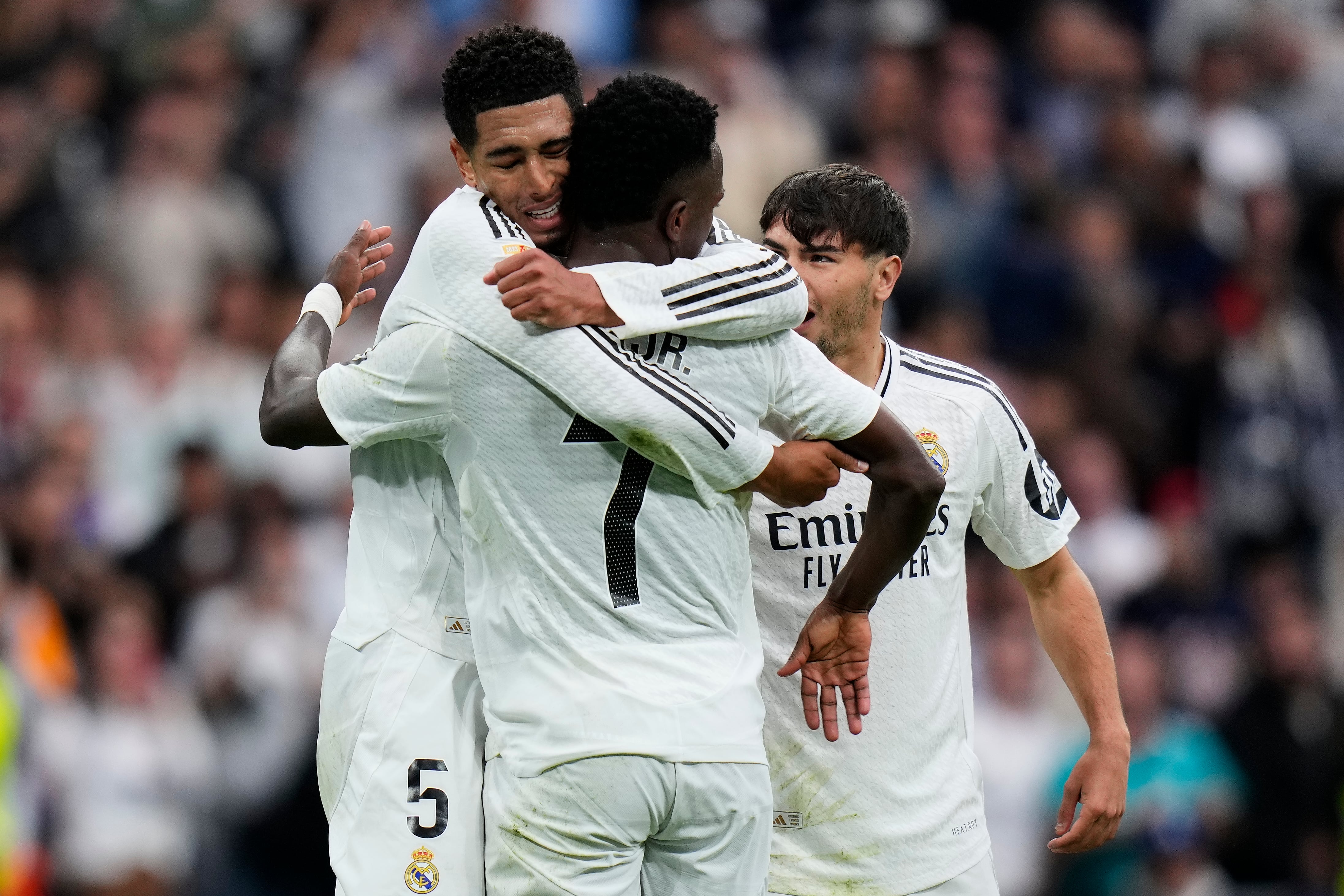 Los jugadores del Real Madrid abrazan a Vinicius Júnior tras marcar ante Osasuna