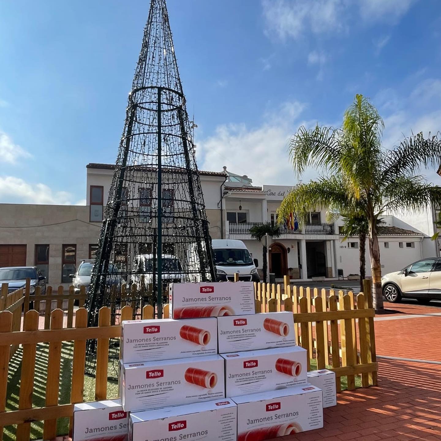 Cada familia empadronada  en el municipio ha recibido un jamón de regalo.