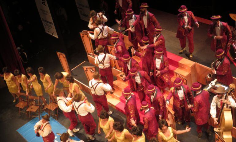 El coro "Vive, sueña, canta" en las tablas del Falla