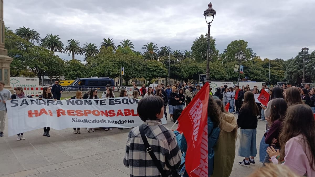 Huelga educación en A Coruña: Laura Arroxo, Secretaria de nacional CIG-Ensino y Raquel Bahamonde, sindicato de estudiantes