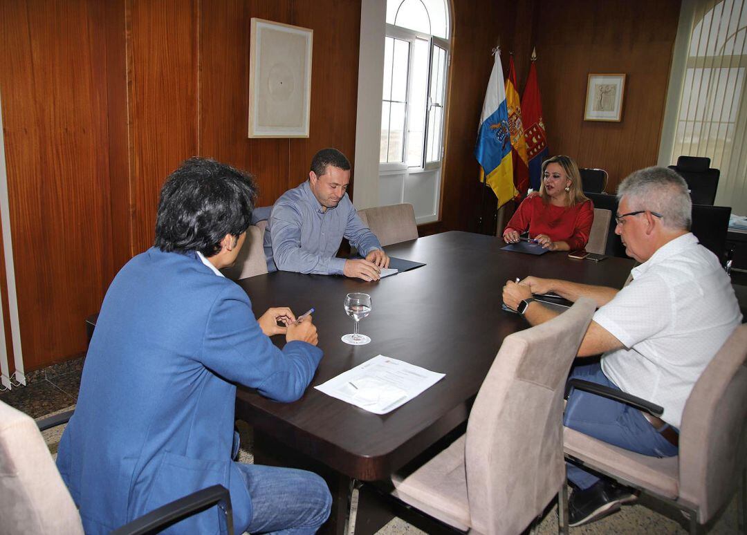 Un momento de la reunión del alcalde del Ayuntamiento de Yaiza y el primer teniente de alcalde, Ósca Noda y Ángel Domínguez, con la presidenta del Cabildo de Lanzarote, María Dolores Corujo, y el consejero de Bienestar Social, Marcos Bergaz.