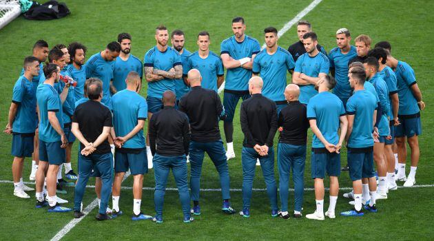 Zinedine Zidane, en plena charla en el entrenamiento previo a la final