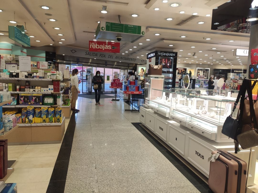 Interior de El Corte Inglés de Linares.