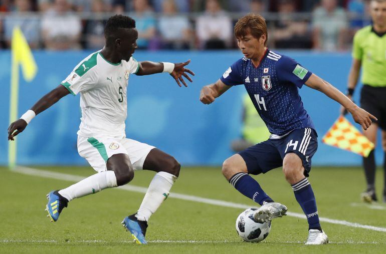 Inui se zafa de la defensa senegalesa en una jugada del partido 
 